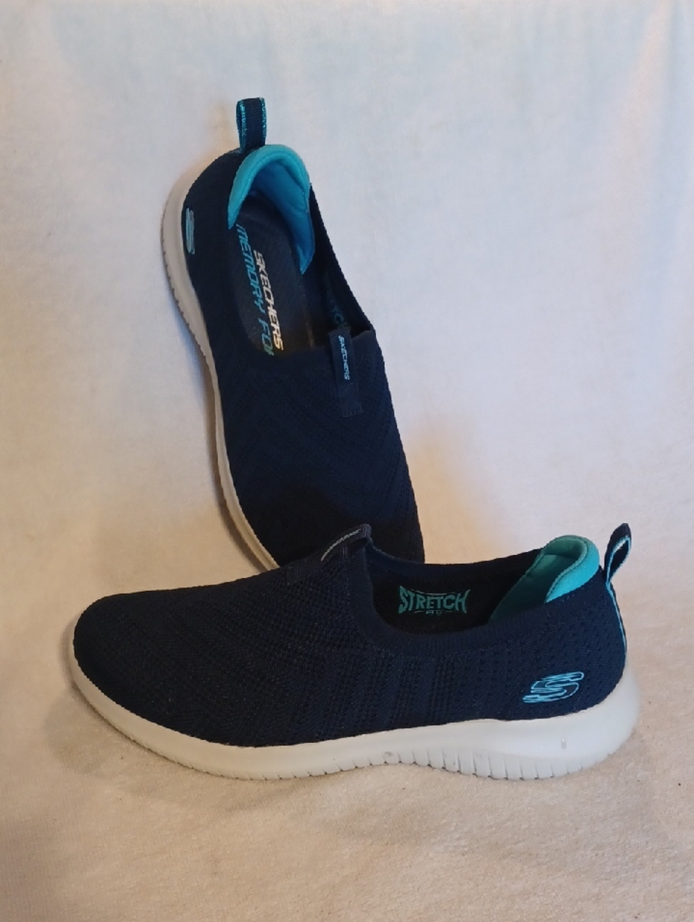 Skechers Navy Slip-On Sneakers with Teal Lining Size 7 Stretch Fit